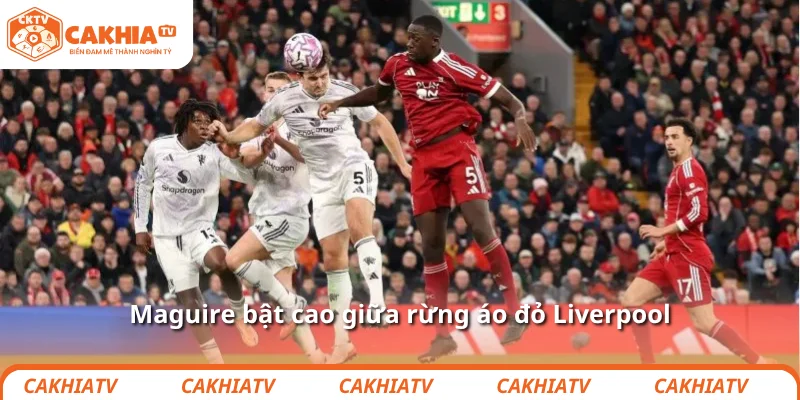 Tinh thần Maguire – khi Man United thắng bằng… niềm tin 2 Maguire bật cao giữa rừng áo đỏ Liverpool